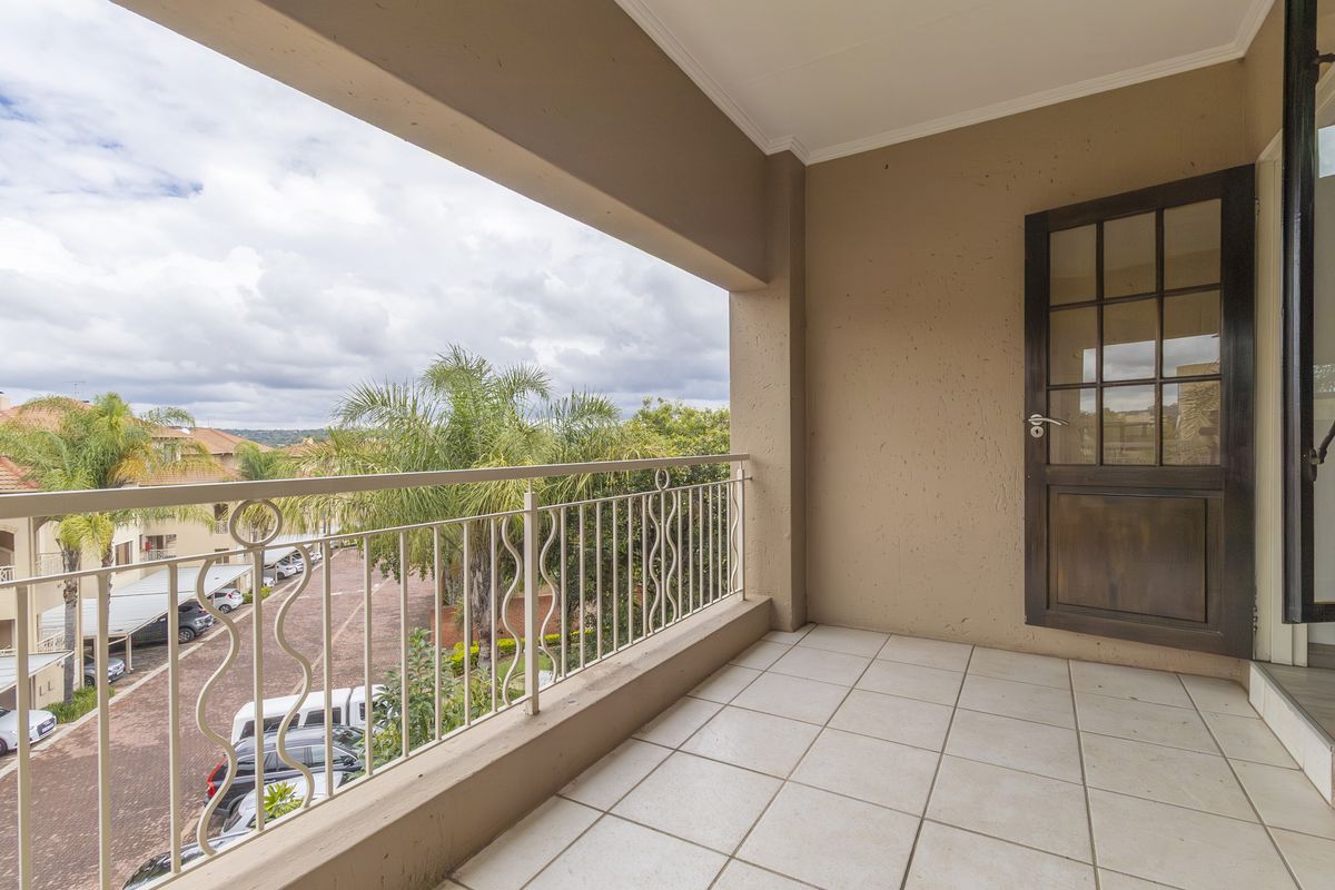 Spacious 2 Bed 1 Bath Loft Penthouse with Braai & Stunning Views - Photo 4
