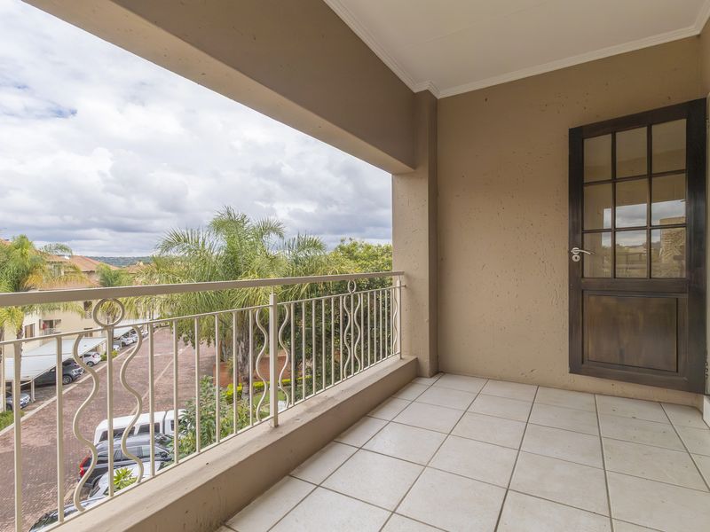 Spacious 2 Bed 1 Bath Loft Penthouse with Braai & Stunning Views - Photo 4