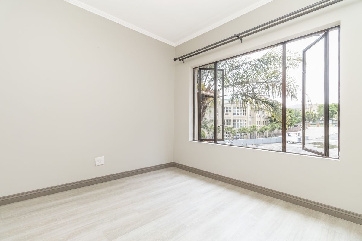 Spacious 2 Bed 1 Bath Loft Penthouse with Braai & Stunning Views - Photo 5