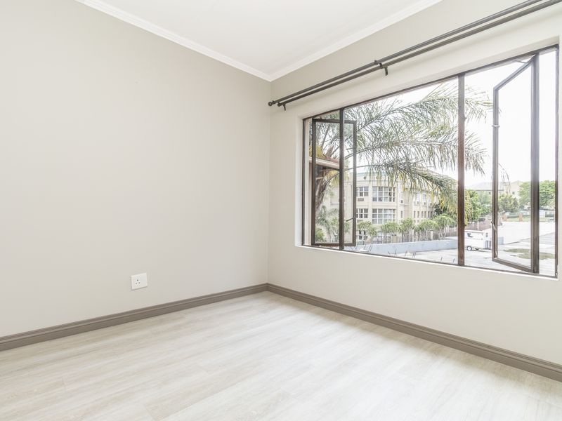 Spacious 2 Bed 1 Bath Loft Penthouse with Braai & Stunning Views - Photo 5