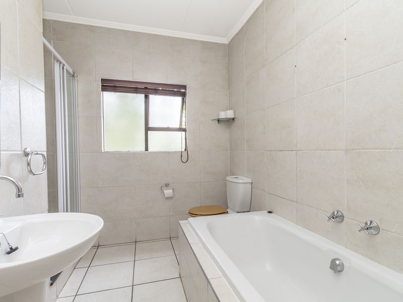 Spacious 2 Bed 1 Bath Loft Penthouse with Braai & Stunning Views - Photo 10