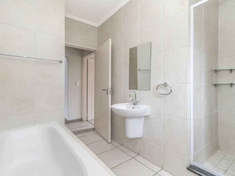 Spacious 2 Bed 1 Bath Loft Penthouse with Braai & Stunning Views - Photo 9