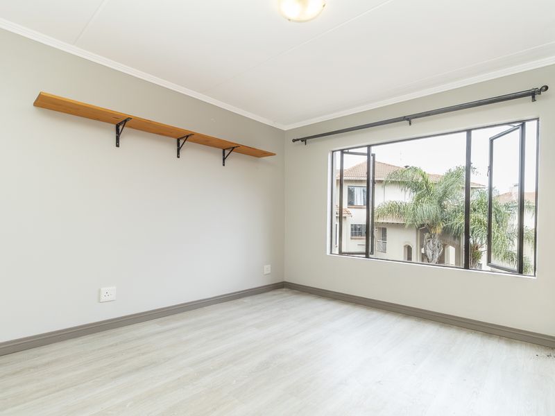 Spacious 2 Bed 1 Bath Loft Penthouse with Braai & Stunning Views - Photo 8