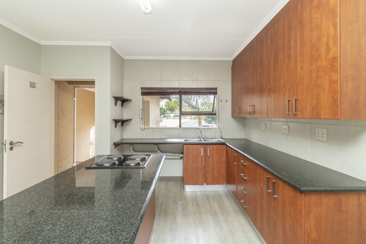 Spacious 2 Bed 1 Bath Loft Penthouse with Braai & Stunning Views - Photo 3