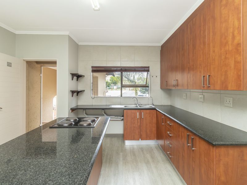 Spacious 2 Bed 1 Bath Loft Penthouse with Braai & Stunning Views - Photo 3