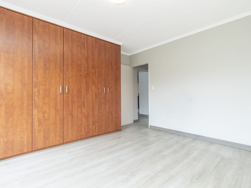 Spacious 2 Bed 1 Bath Loft Penthouse with Braai & Stunning Views - Photo 7