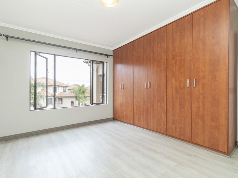 Spacious 2 Bed 1 Bath Loft Penthouse with Braai & Stunning Views - Photo 6