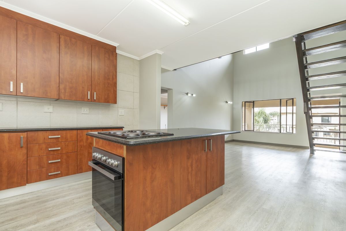 Spacious 2 Bed 1 Bath Loft Penthouse with Braai & Stunning Views - Photo 2