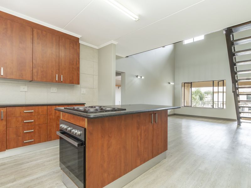 Spacious 2 Bed 1 Bath Loft Penthouse with Braai & Stunning Views - Photo 2