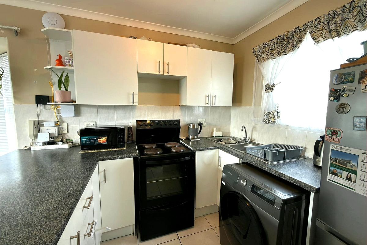 Modern 2-Bed Apartment with Balcony in Secure Gated Complex - Photo 2
