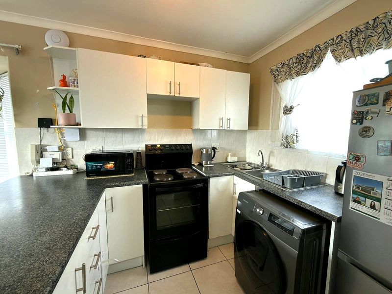 Modern 2-Bed Apartment with Balcony in Secure Gated Complex - Photo 2