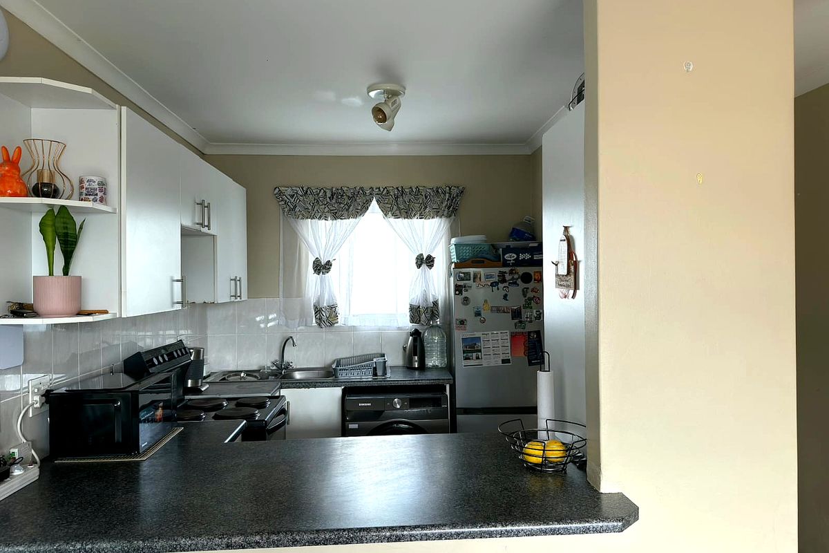 Modern 2-Bed Apartment with Balcony in Secure Gated Complex - Photo 3