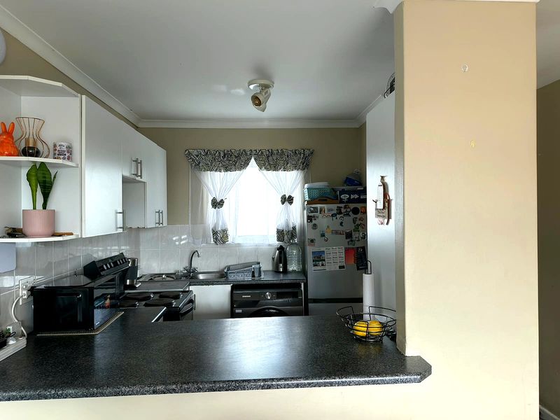 Modern 2-Bed Apartment with Balcony in Secure Gated Complex - Photo 3