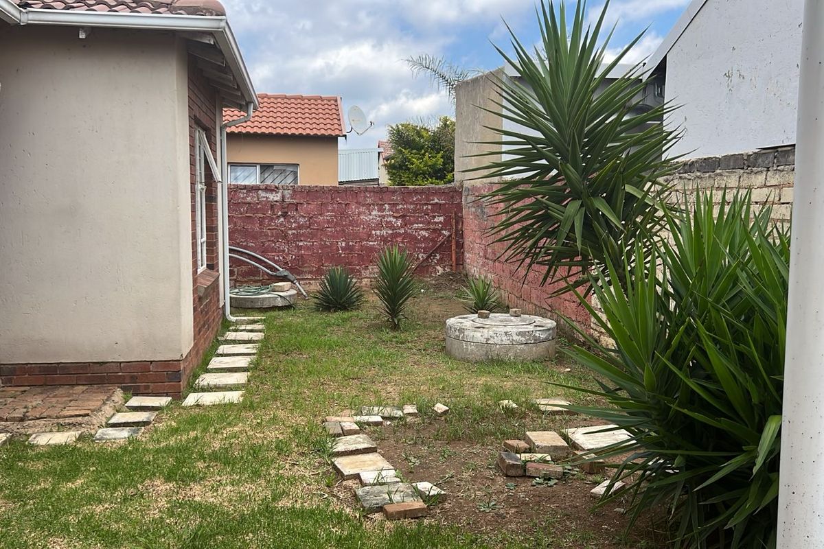 A two bedroom house for sale in Sharon park - Photo 3