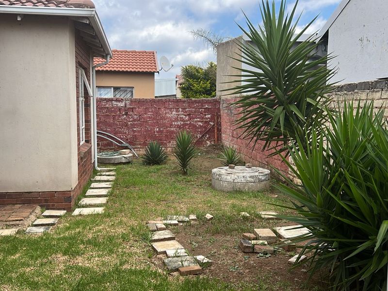 A two bedroom house for sale in Sharon park - Photo 3