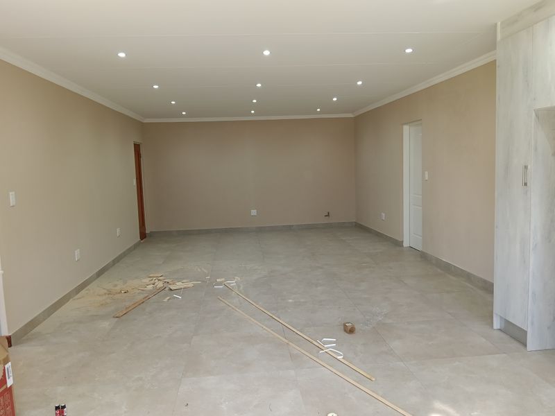 Almost Brand New Simplex in Small Complex - Photo 4