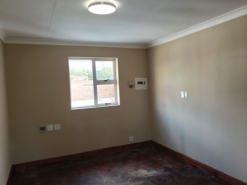 Almost Brand New Simplex in Small Complex - Photo 10