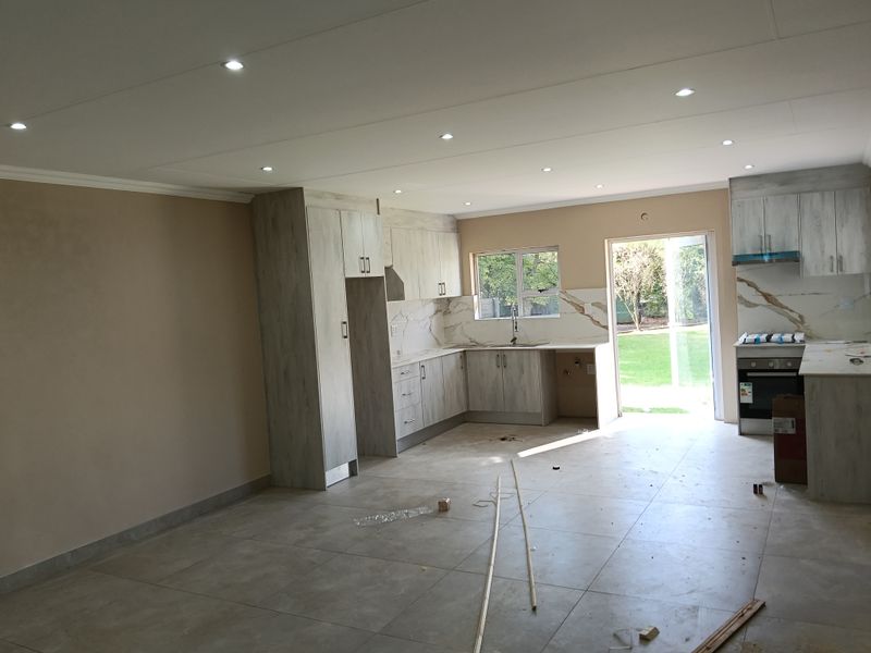 Almost Brand New Simplex in Small Complex - Photo 2