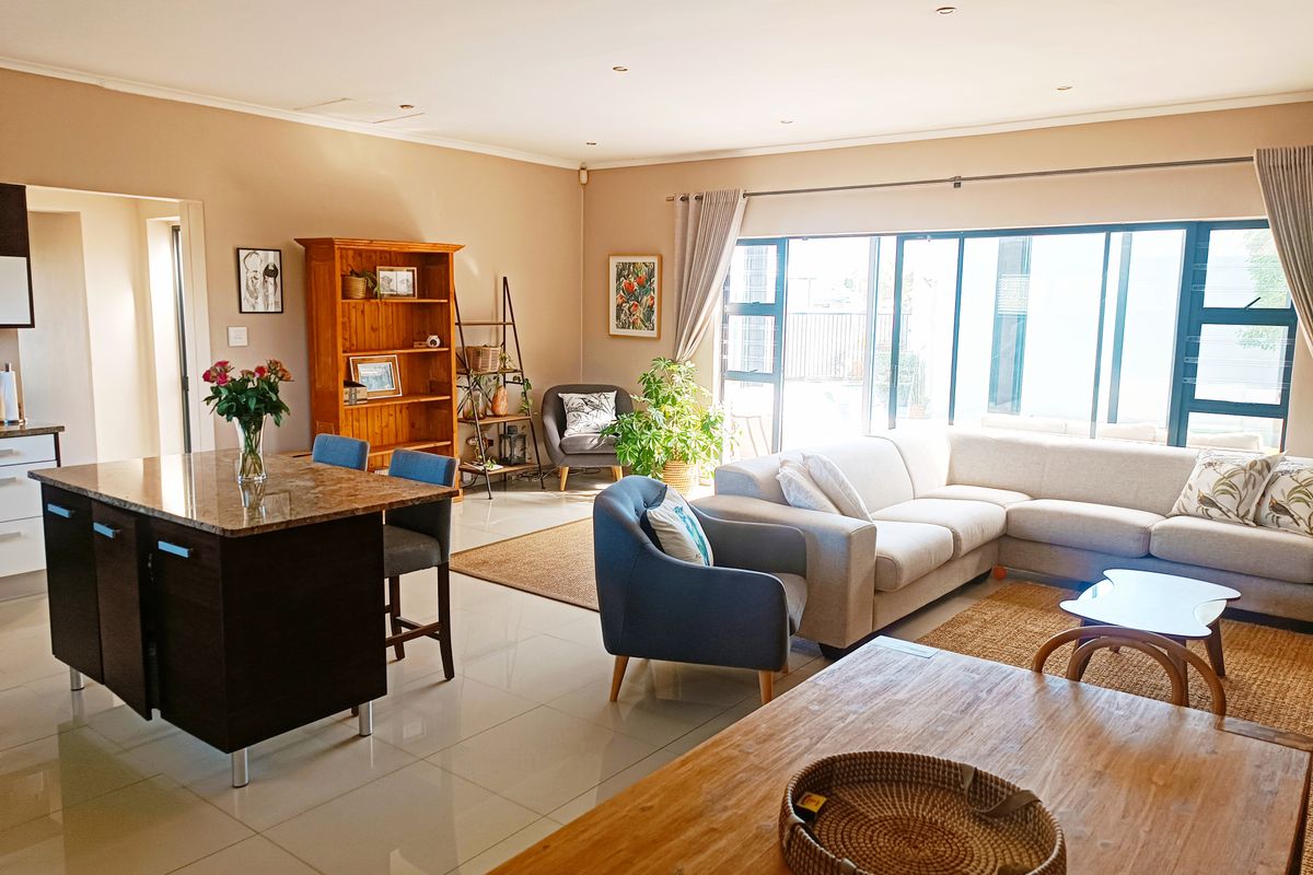 A Stylish Pet Friendly Family Haven with Pool and Breathtaking Mountain Views in Harmony Estates - Photo 3