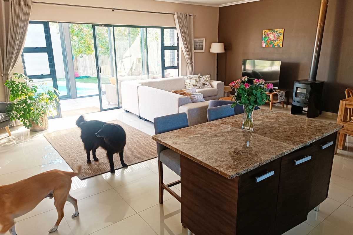 A Stylish Pet Friendly Family Haven with Pool and Breathtaking Mountain Views in Harmony Estates - Photo 4