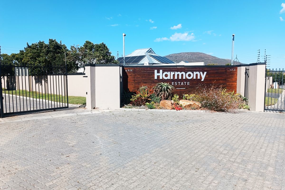 A Stylish Pet Friendly Family Haven with Pool and Breathtaking Mountain Views in Harmony Estates - Photo 2