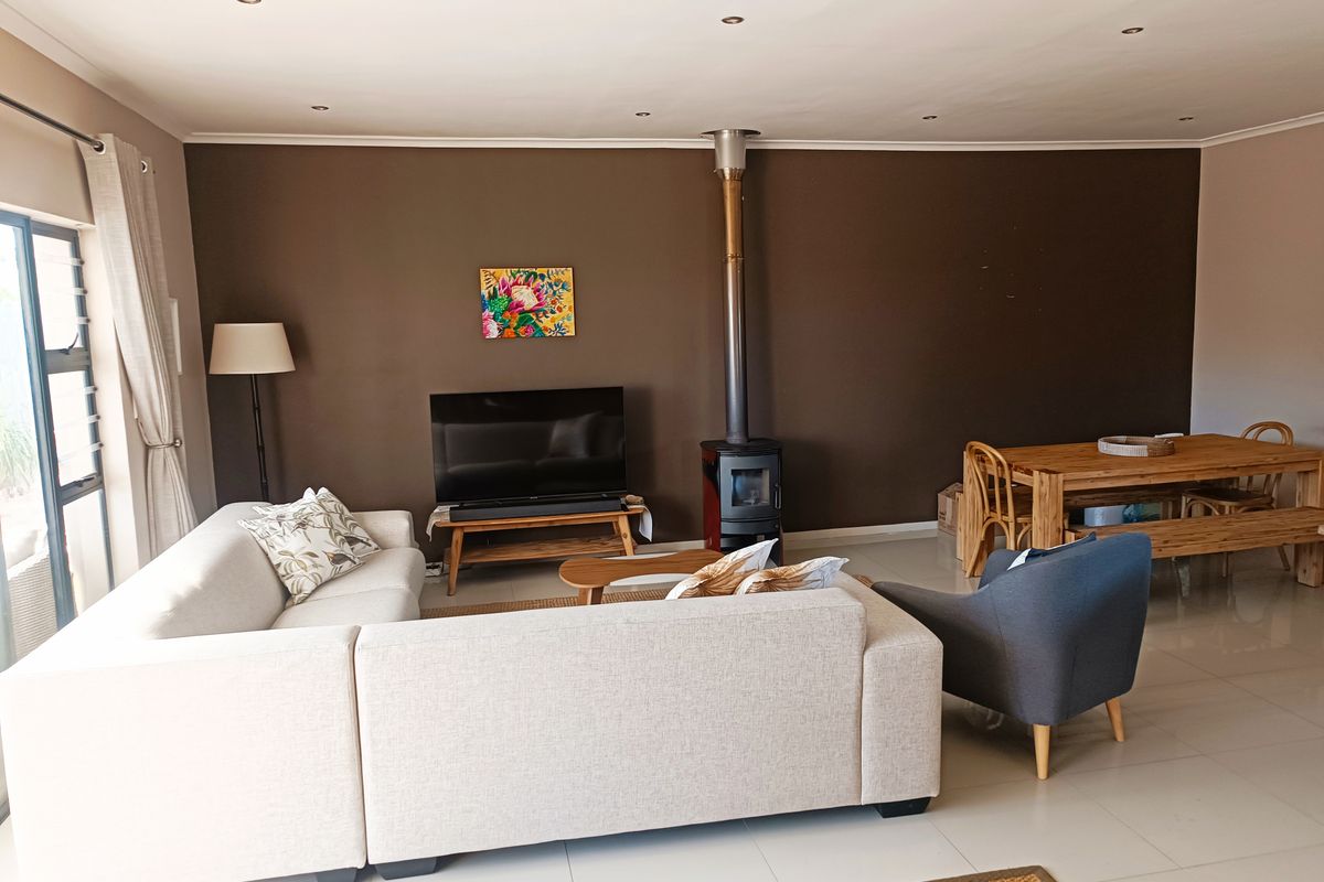 A Stylish Pet Friendly Family Haven with Pool and Breathtaking Mountain Views in Harmony Estates - Photo 5