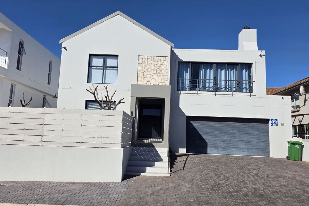 A holiday home for the extended family in sought after Calypso Beach Langebaan - Photo 2