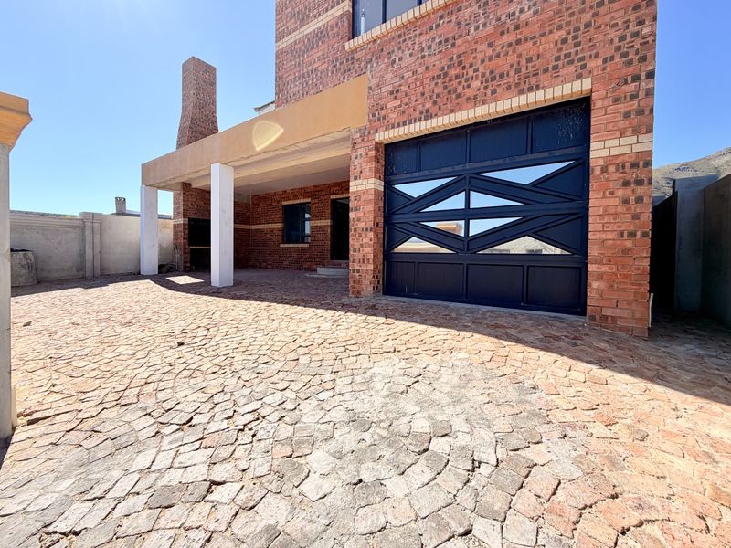 Modern New-Build with Breathtaking Mountain & Sea Views – Move-In Ready with Finishing Touches - Photo 3