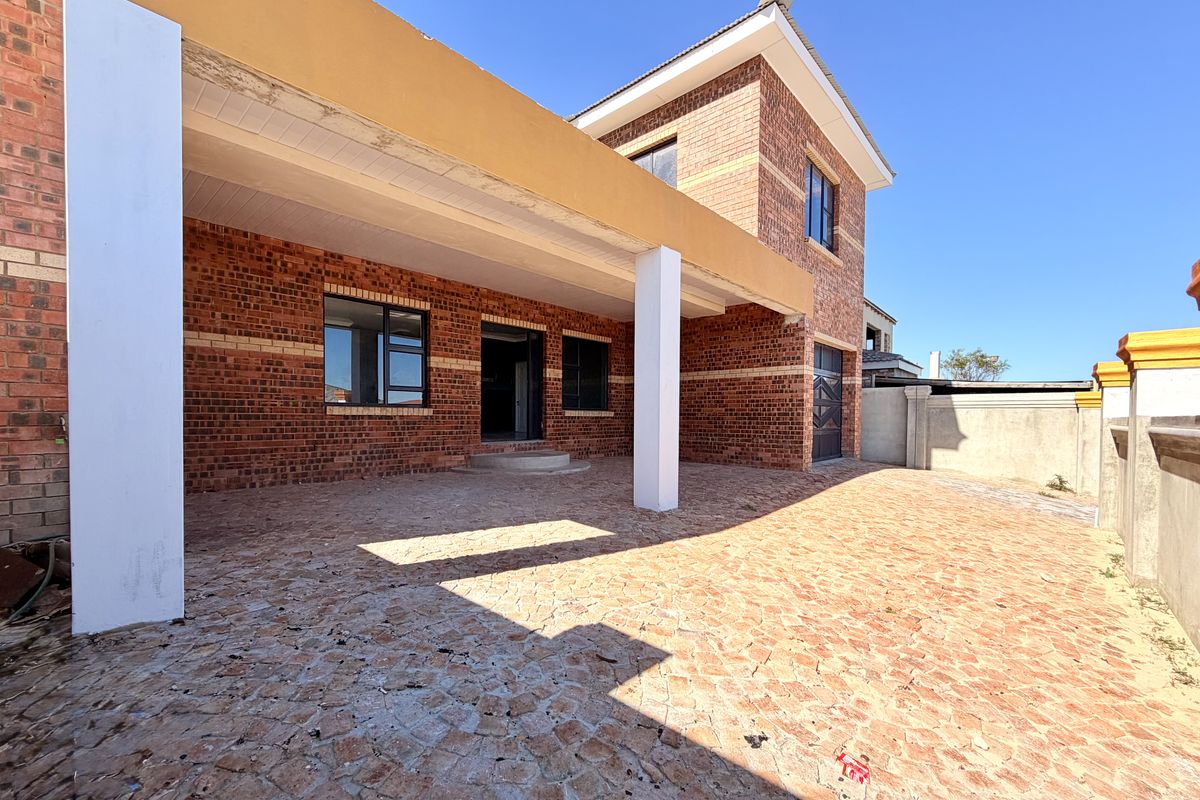 Modern New-Build with Breathtaking Mountain & Sea Views – Move-In Ready with Finishing Touches - Photo 2