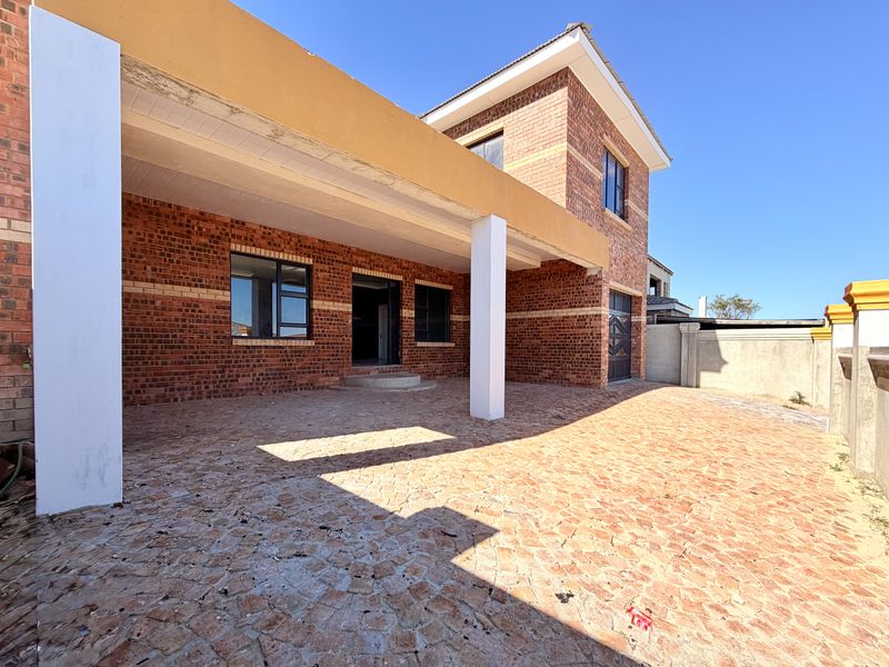 Modern New-Build with Breathtaking Mountain & Sea Views – Move-In Ready with Finishing Touches - Photo 2