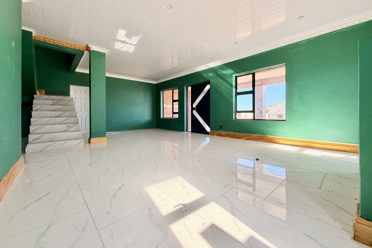 Modern New-Build with Breathtaking Mountain & Sea Views – Move-In Ready with Finishing Touches - Photo 5