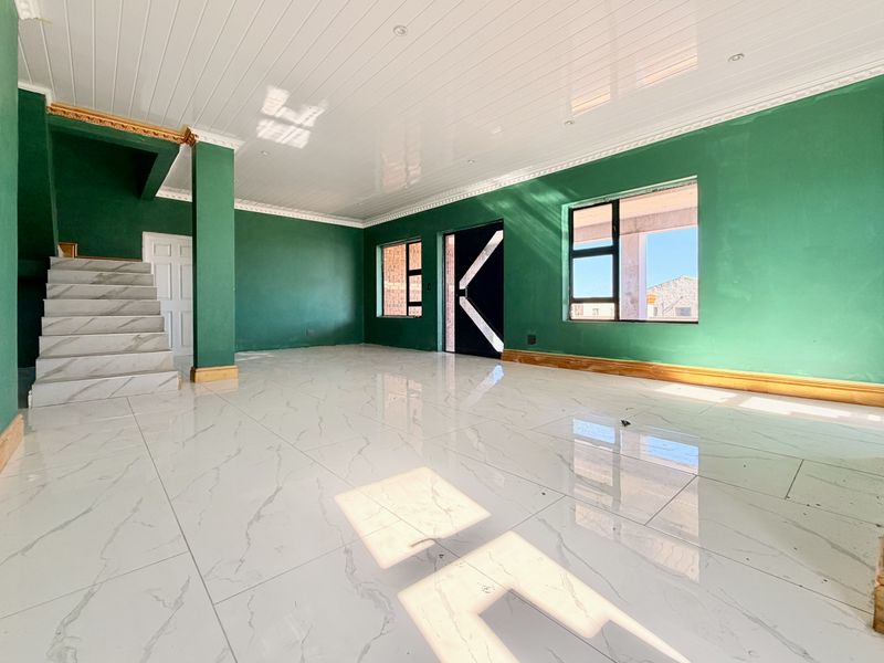 Modern New-Build with Breathtaking Mountain & Sea Views – Move-In Ready with Finishing Touches - Photo 5