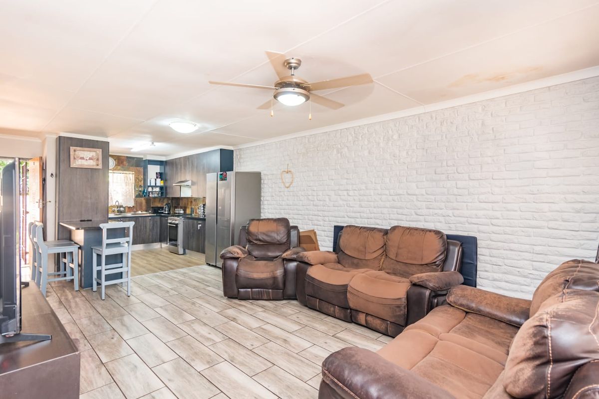 Charming 3 Bedroom Face Brick Townhouse - Photo 4