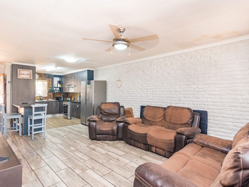 Charming 3 Bedroom Face Brick Townhouse - Photo 4