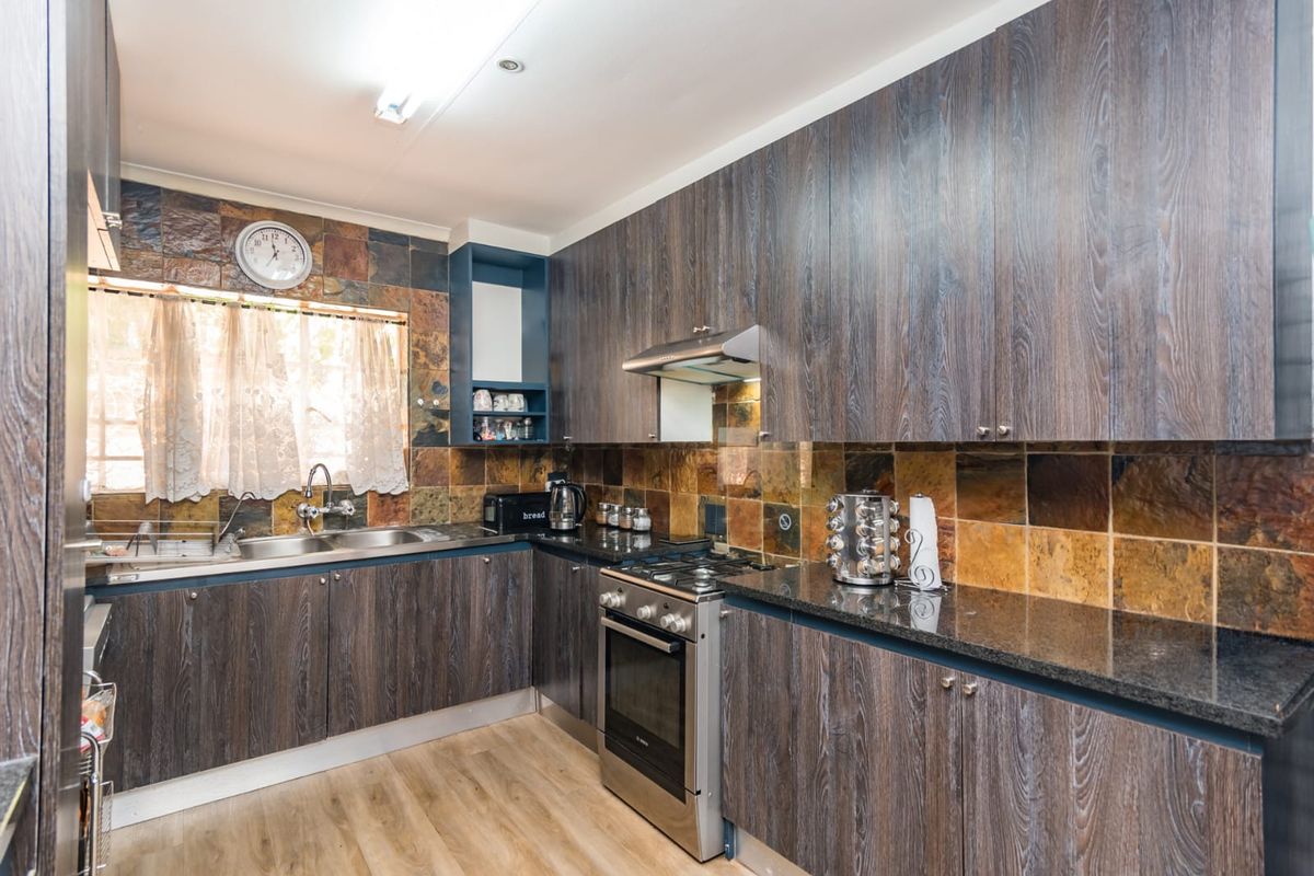 Charming 3 Bedroom Face Brick Townhouse - Photo 2
