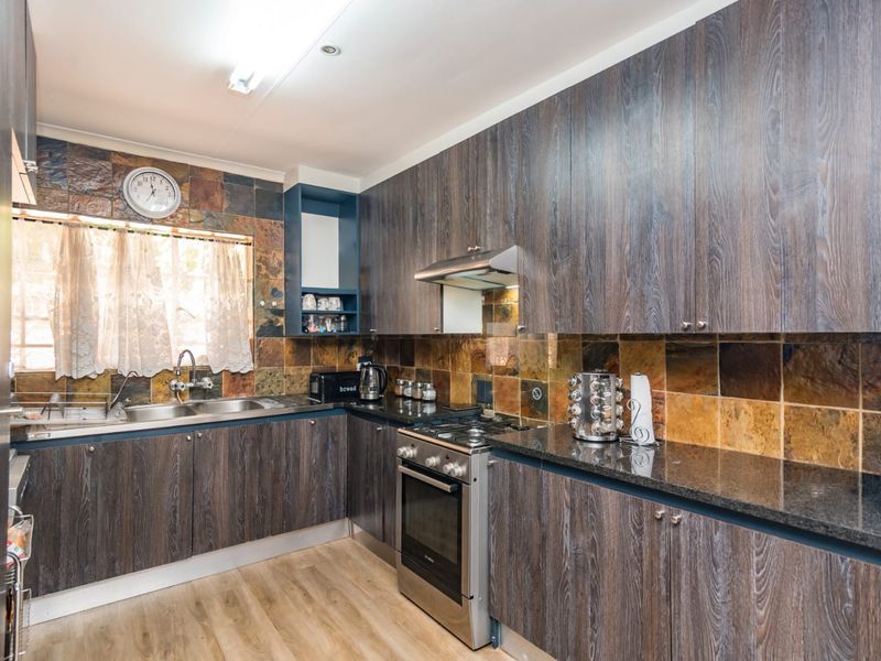 Charming 3 Bedroom Face Brick Townhouse - Photo 2