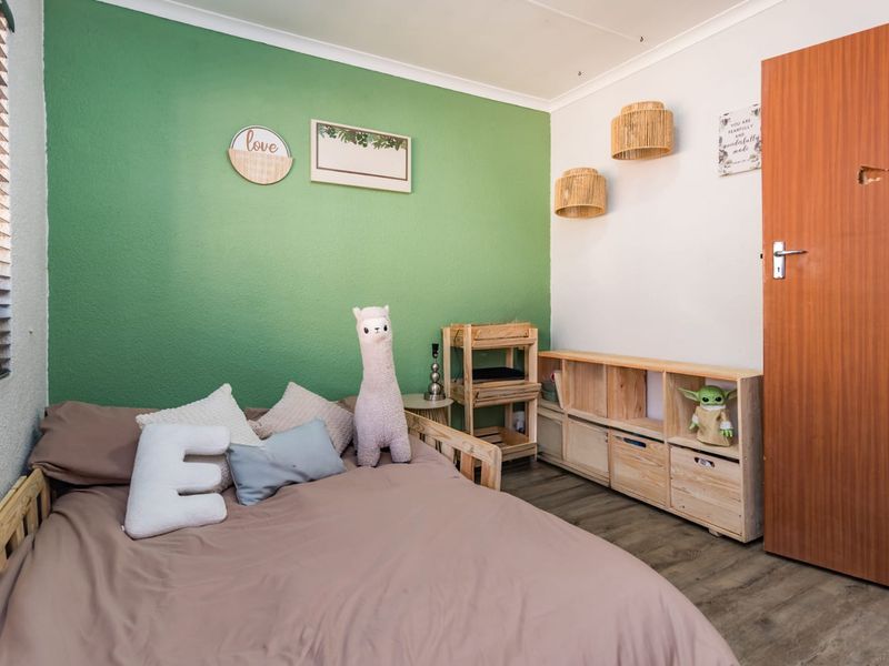 Charming 3 Bedroom Face Brick Townhouse - Photo 10