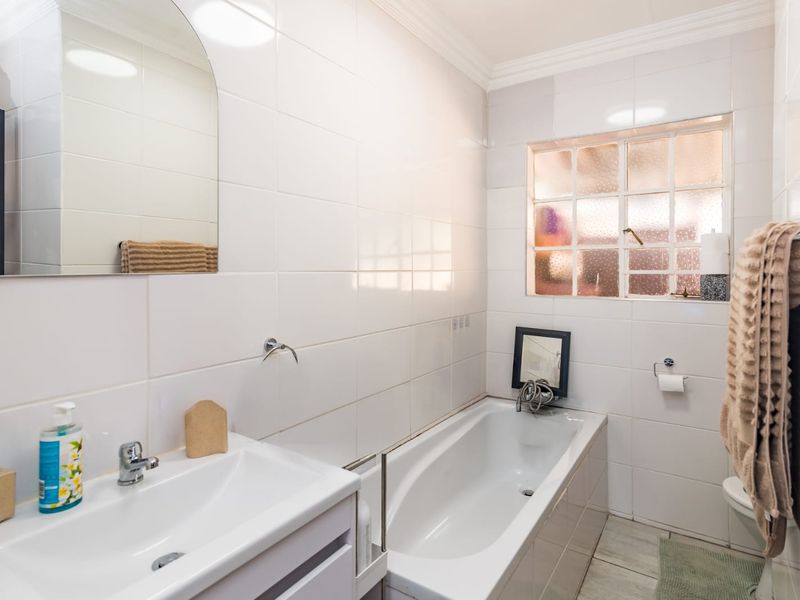 Charming 3 Bedroom Face Brick Townhouse - Photo 9