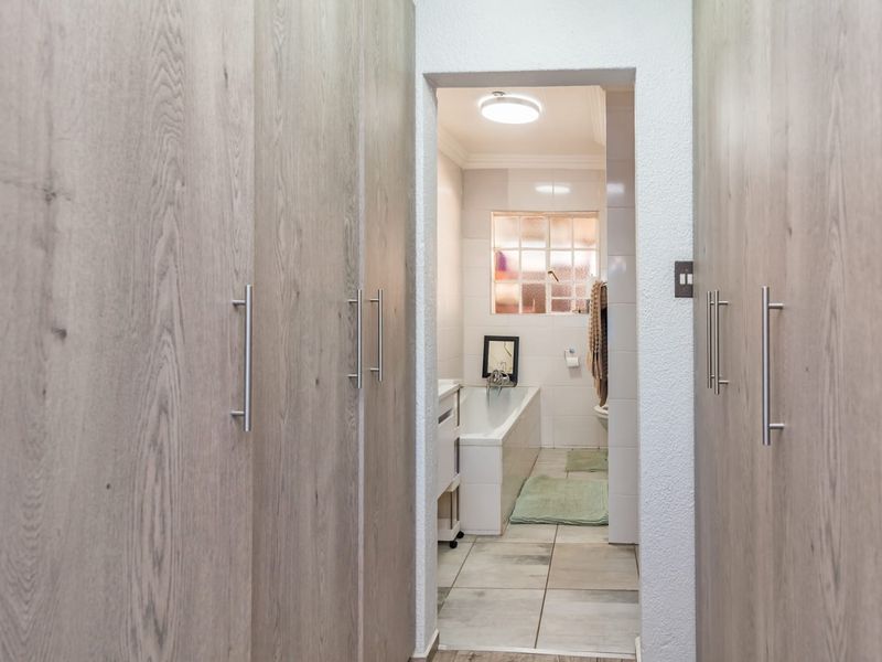 Charming 3 Bedroom Face Brick Townhouse - Photo 8