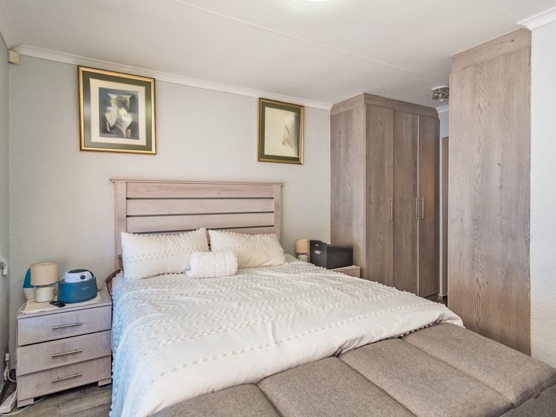 Charming 3 Bedroom Face Brick Townhouse - Photo 7