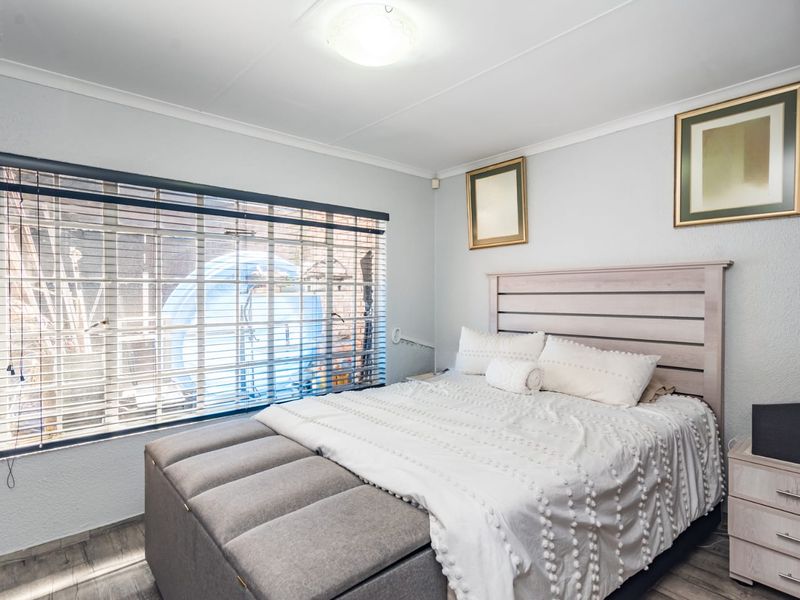 Charming 3 Bedroom Face Brick Townhouse - Photo 6