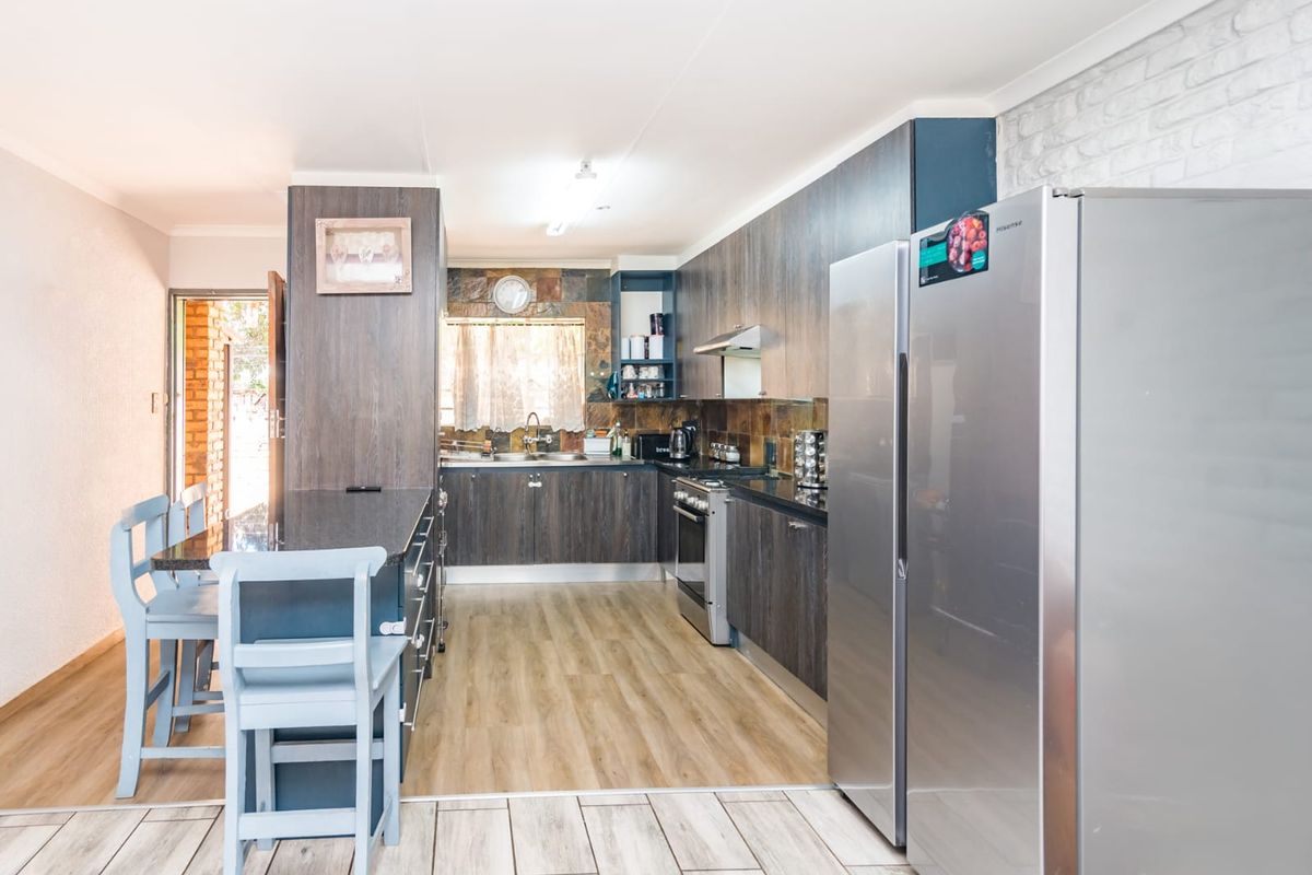 Charming 3 Bedroom Face Brick Townhouse - Photo 3