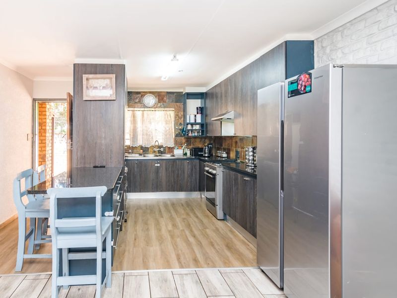 Charming 3 Bedroom Face Brick Townhouse - Photo 3