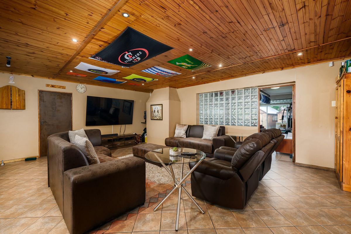 Spacious 3 Bedroom family Home - Photo 3