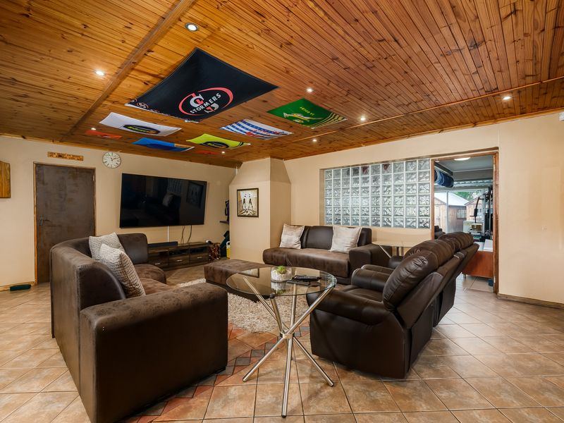 Spacious 3 Bedroom family Home - Photo 3