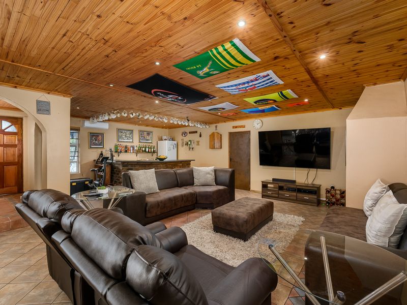 Spacious 3 Bedroom family Home - Photo 4