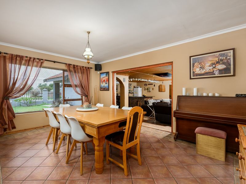 Spacious 3 Bedroom family Home - Photo 9