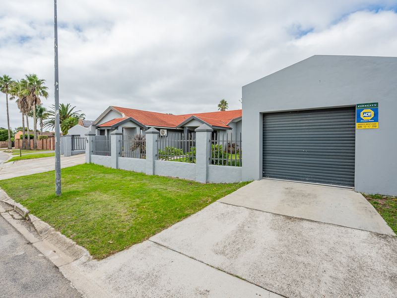 Spacious 3 Bedroom family Home - Photo 1