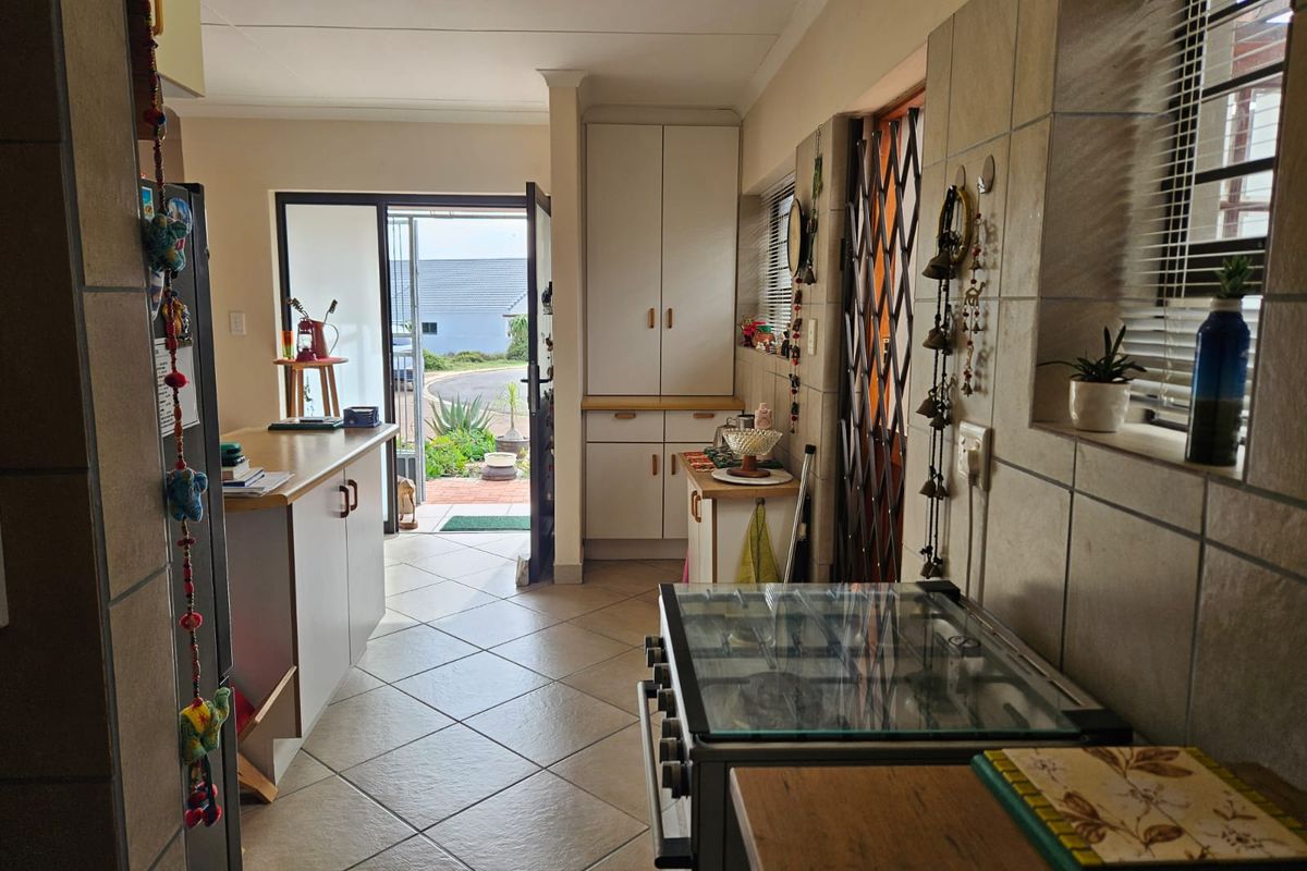 3 Bedroom Lock-Up-and-Go Home for Sale in Stilbaai - Photo 4