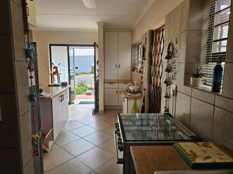 3 Bedroom Lock-Up-and-Go Home for Sale in Stilbaai - Photo 4